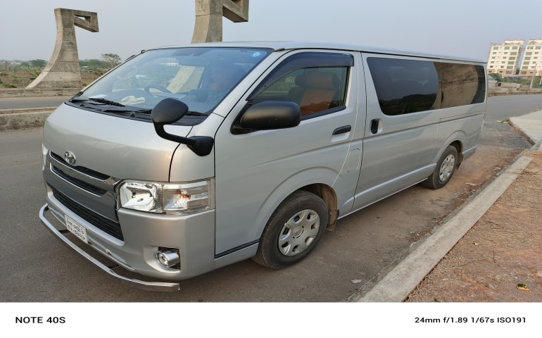 Toyota HiAch 2020 Front Image